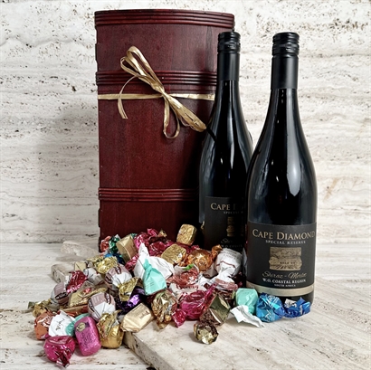 Rustikt træskrin med  med 2 fl. Cape Diamond rødvin og 500 gram luksus chokoladeblanding